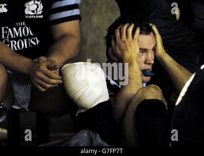 Schottlands Kapitän Gordon Bulloch hält nach der emphatischen Niederlage seines Teams gegen Südafrika während des Internationalen Spiels 27 Murrayfield am Samstag, 2004. November`s, den Kopf. Stockfoto